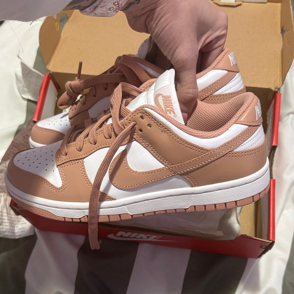 BNIB • WMNS NIKE DUNK SNEAKERS • SZ 7 - Picture 8 of 9